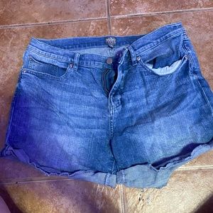 MAKE AN OFFER❤️❤️❤️soho women jean shorts